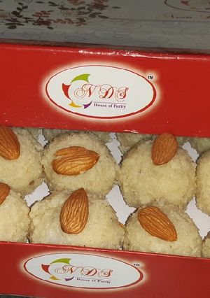 A picture of Kachhe nariyal ke laddoo.