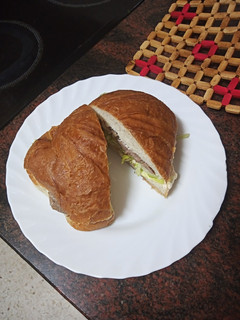 Una foto de Croissant de entrecot, ensalada y mayonesa