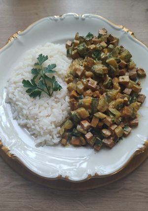Zdjęcie przepisu Tofu z curry, podane z ryżem 508 kcal.