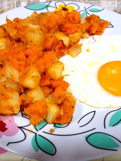 Una foto de Calabaza frita con patatas y huevo
