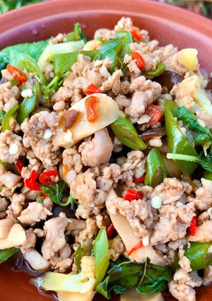 รูปของ กะเพราหมูไก่สับ เพื่อสุขภาพ
