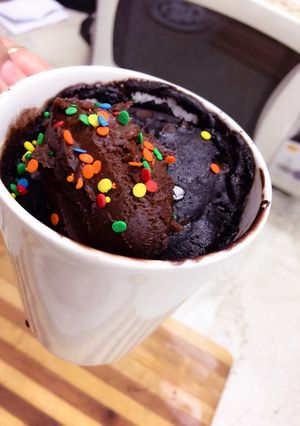 A picture of Eggless 2 min chocolate brownie in mug.
