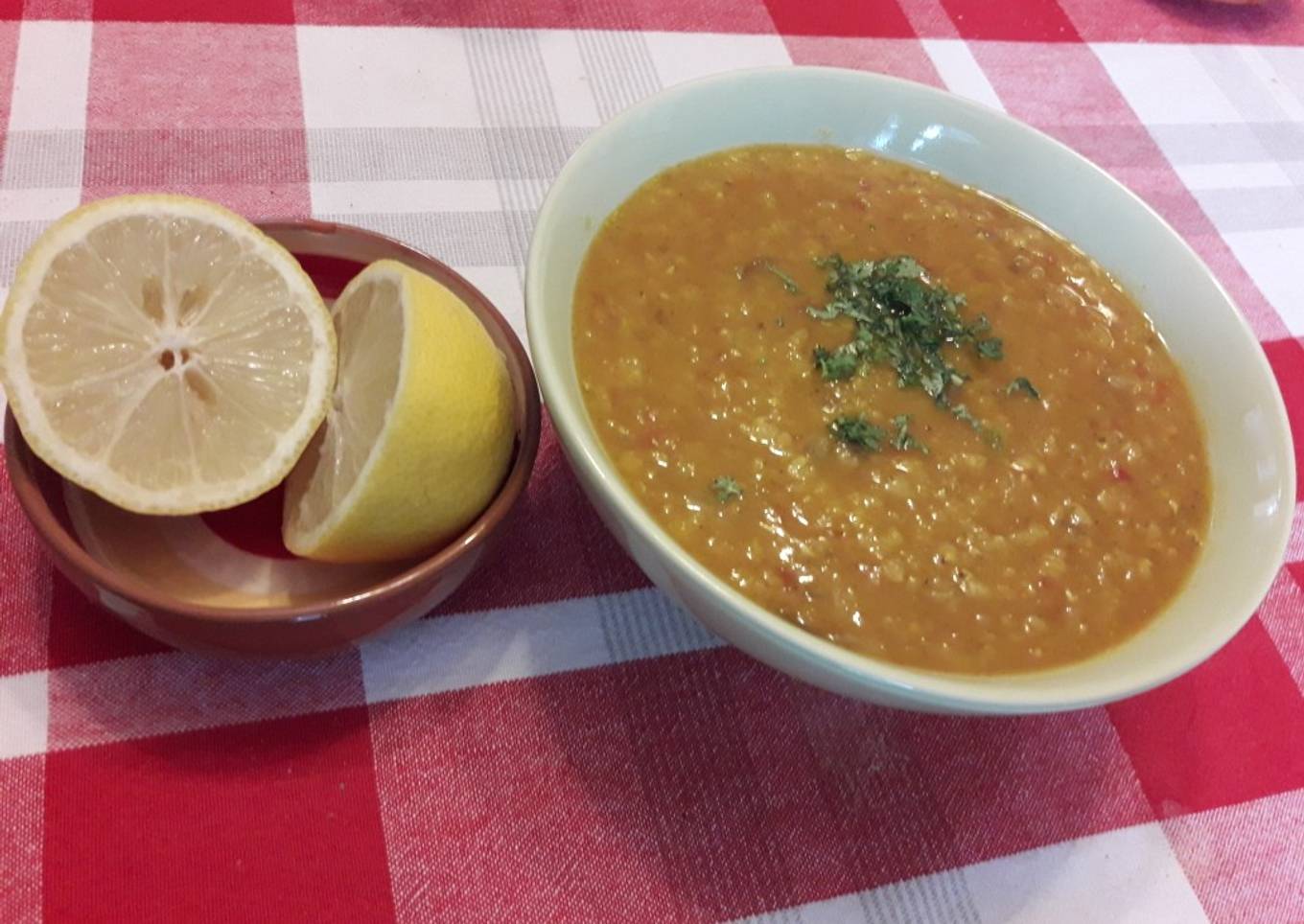 Sopa de lentejas rojas