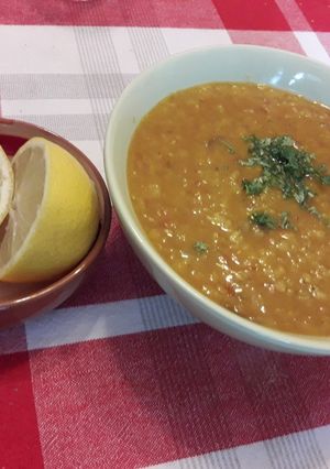 Una foto de Sopa de lentejas rojas