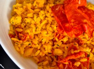 Une photo de Riz au chorizo et safran en cocotte