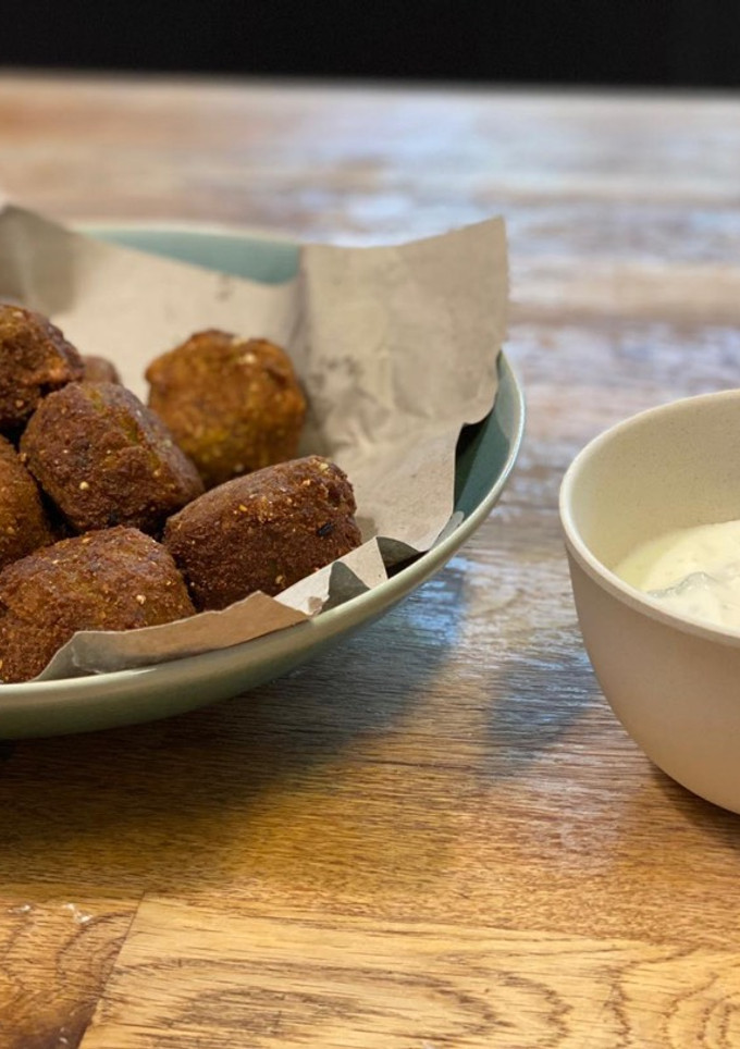 Una foto de Falafels caseros!!! Con salsa de yogurt #weekendreto