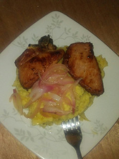 Una foto de Mangú de plátano con chuleta y cebolla