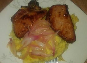Una foto de Mangú de plátano con chuleta y cebolla