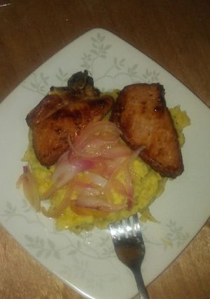 Una foto de Mangú de plátano con chuleta y cebolla