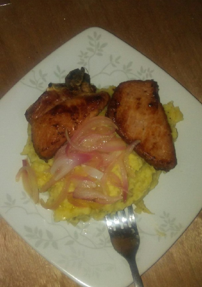 Una foto de Mangú de plátano con chuleta y cebolla