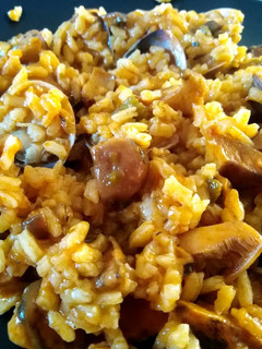 Una foto de Arroz con almejas y níscalos
