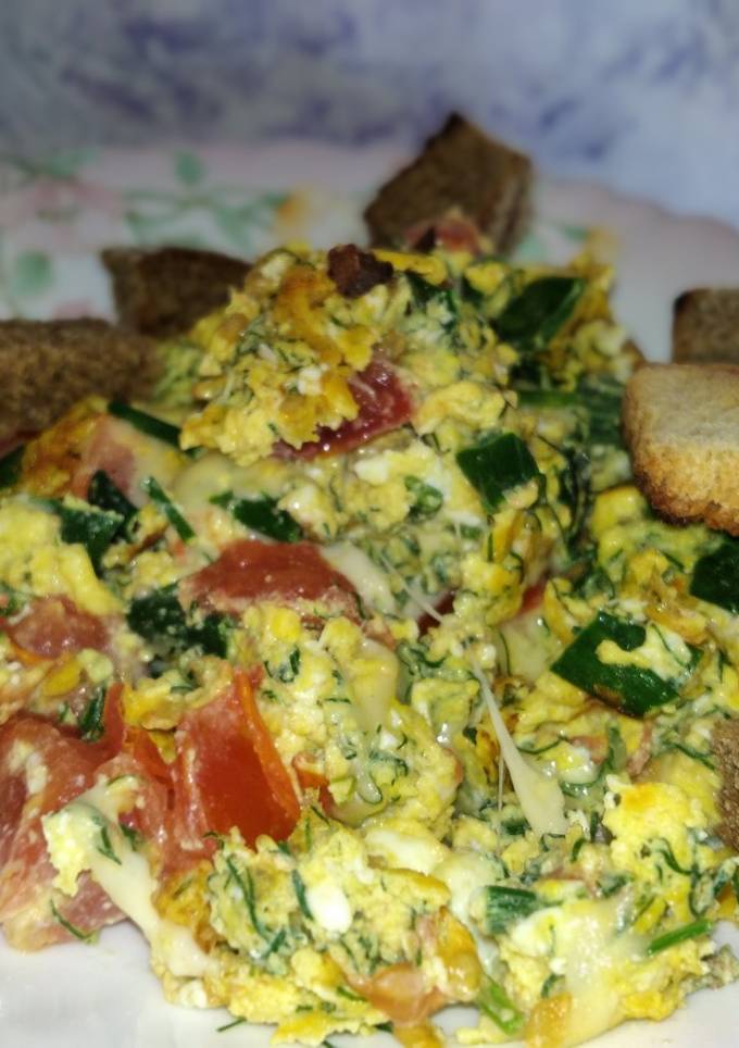 Омлет з помідорами, сиром і сухариками