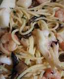 Espaguetis con sepia, gambas y champiñones