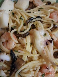 Una foto de Espaguetis con sepia, gambas y champiñones