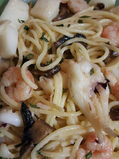 Una foto de Espaguetis con sepia, gambas y champiñones