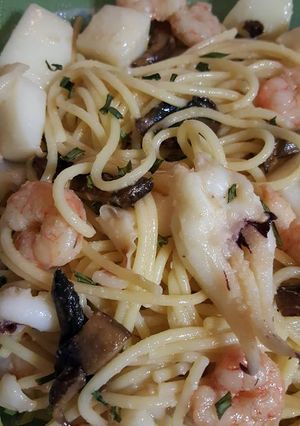 Una foto de Espaguetis con sepia, gambas y champiñones