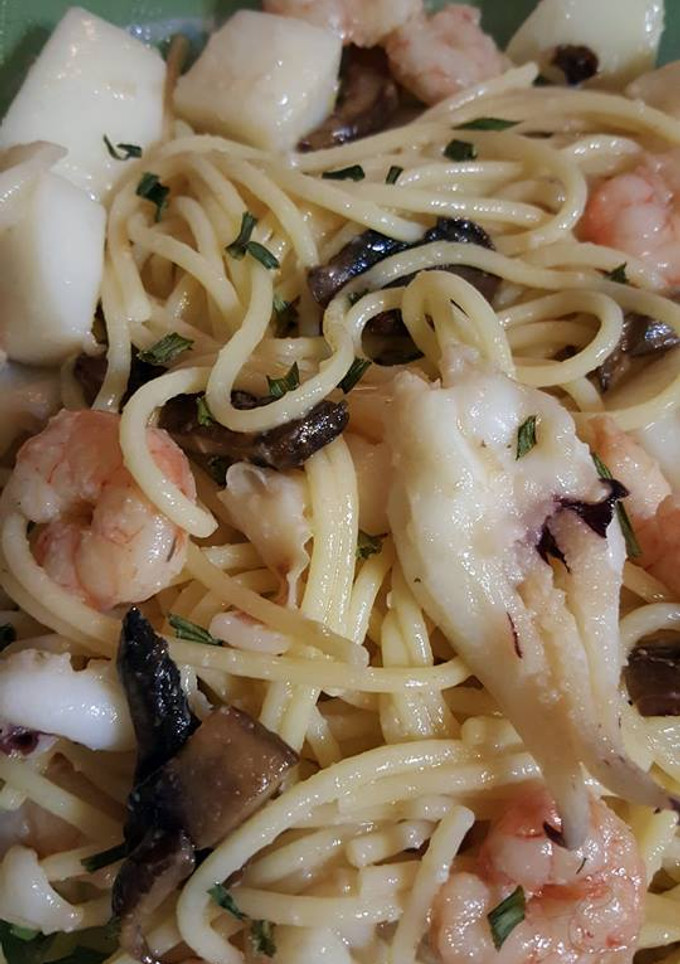 Una foto de Espaguetis con sepia, gambas y champiñones