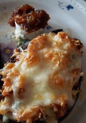 Una foto de Berenjenas rellenas de pisto, pollo y champiñones