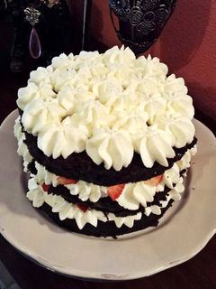 Una foto de Pastel húmedo de chocolate con nata y fresas