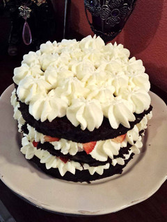 Una foto de Pastel húmedo de chocolate con nata y fresas