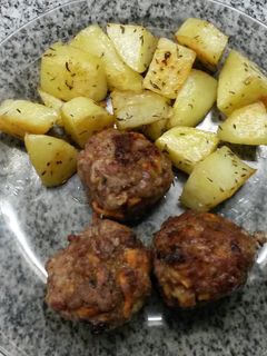 Una foto de Albóndigas con papas al horno