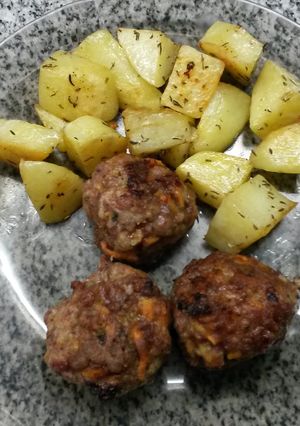 Una foto de Albóndigas con papas al horno
