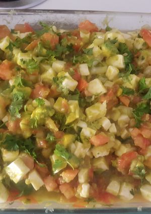 Una foto de Pico de gallo con aguacate y queso blanco