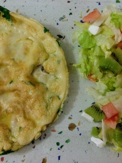 Una foto de Tortilla de perejil y ensalada