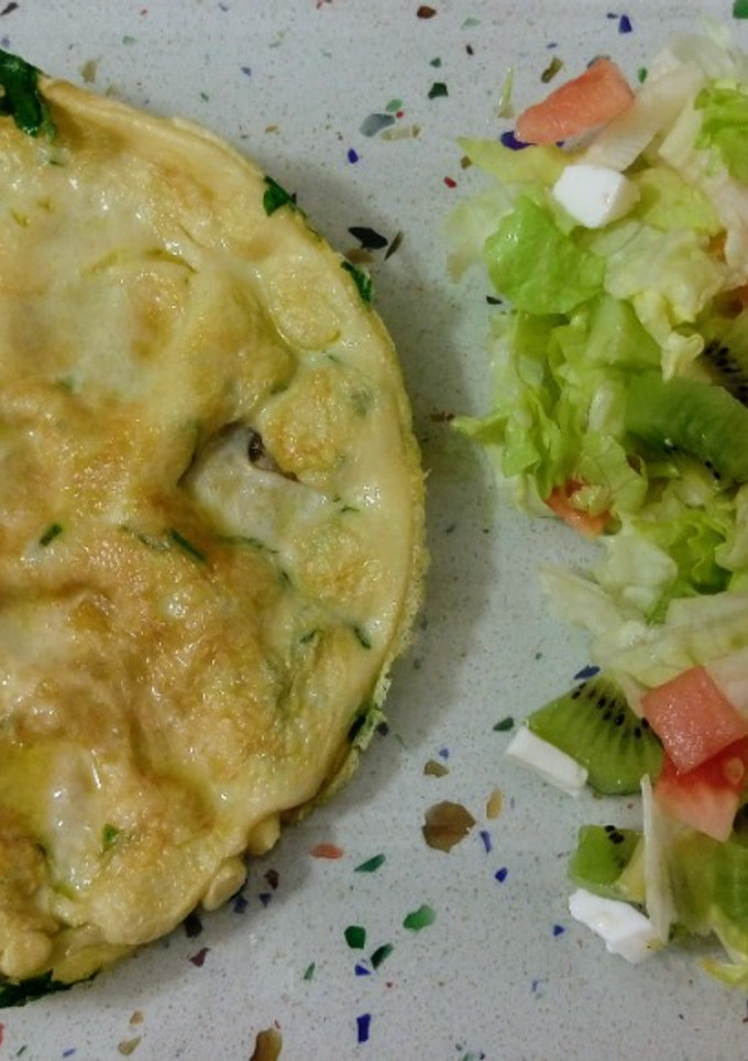 Una foto de Tortilla de perejil y ensalada