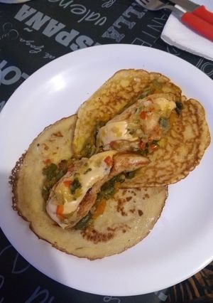 Una foto de Panqueques rellenos con pollo y verduras