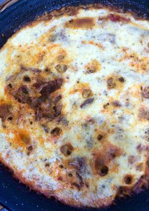 Una foto de Arroz con guangiale longaniza picante y crosta de parmesano y limón