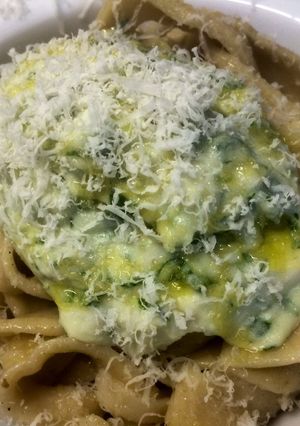 Una foto de Tallarines frescos con brandada, espinacas frescas y salsa de pil-pil