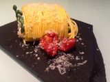 Falso canelón de spaguettis con relleno de queso fresco gambas y espinacas en hoja