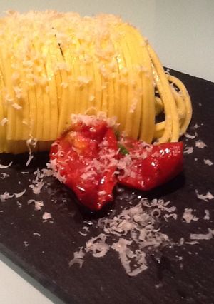 Una foto de Falso canelón de spaguettis con relleno de queso fresco gambas y espinacas en hoja