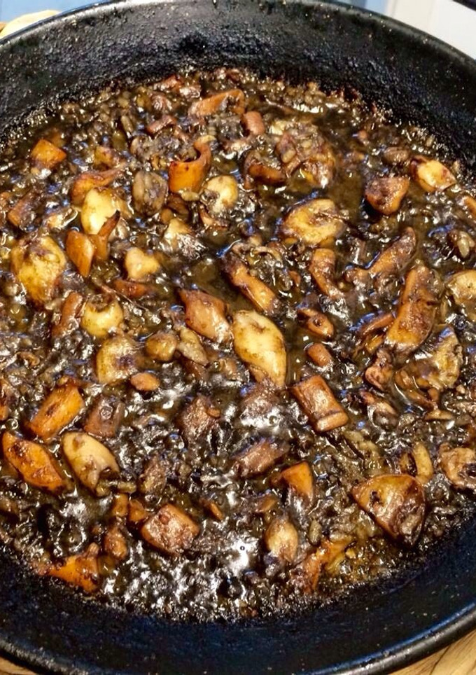 Una foto de Arroz negro con sepia y chipirones