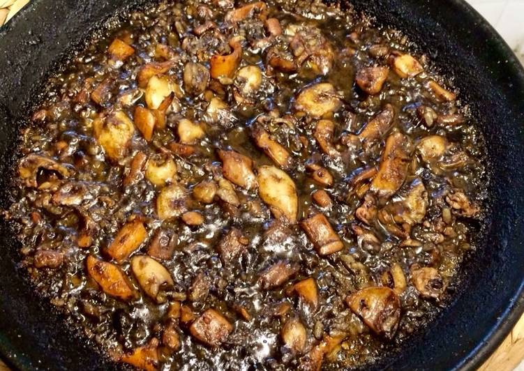 Arroz negro con sepia y chipirones