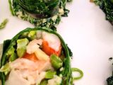 Rollitos de col rellenos de espárragos, cangrejo y aguacate