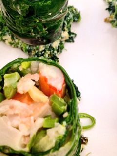 Una foto de Rollitos de col rellenos de espárragos, cangrejo y aguacate