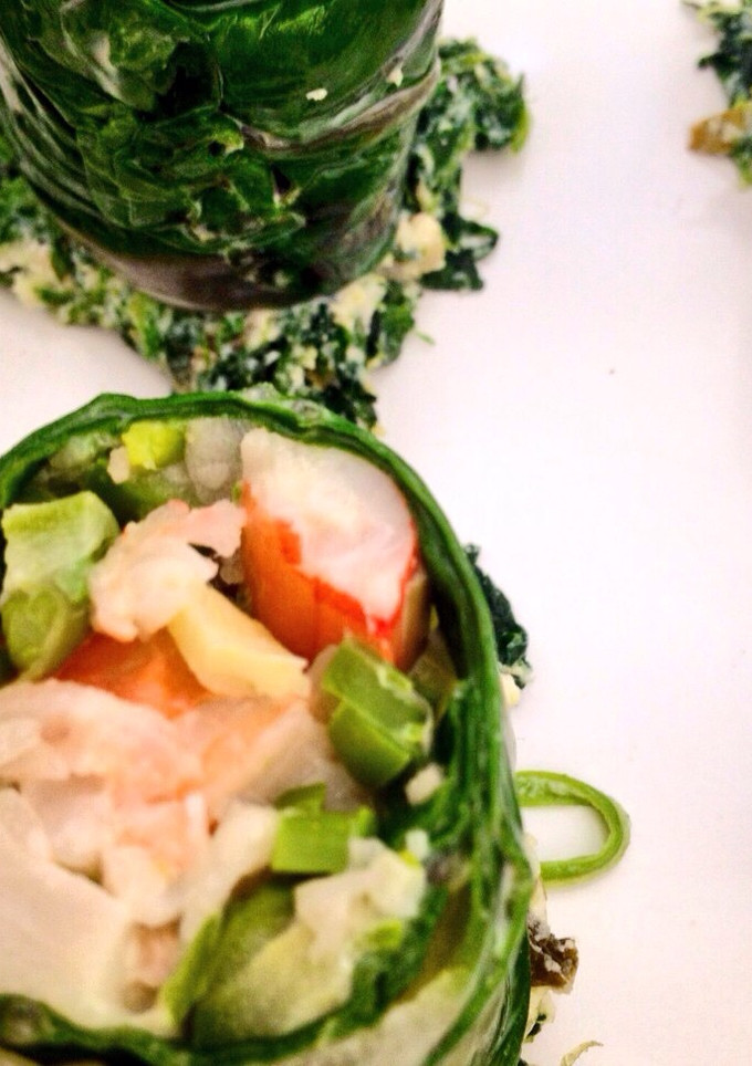 Una foto de Rollitos de col rellenos de espárragos, cangrejo y aguacate