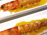 Langostinos marinados en salsa japonesa y lecho de puerros