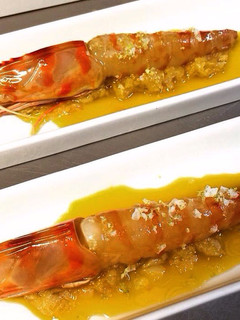 Una foto de Langostinos marinados en salsa japonesa y lecho de puerros