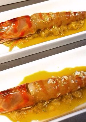 Una foto de Langostinos marinados en salsa japonesa y lecho de puerros