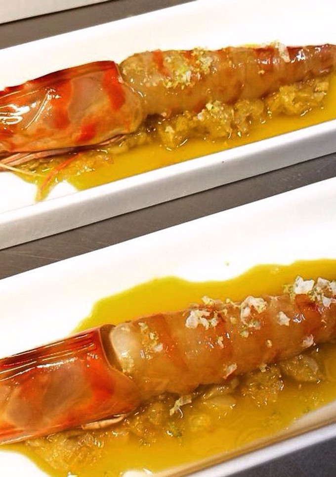 Una foto de Langostinos marinados en salsa japonesa y lecho de puerros