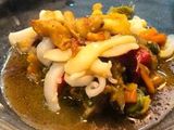 Caldo de sepia con sus verduras tiras y dos texturas de sepia, salteadas y crujientes