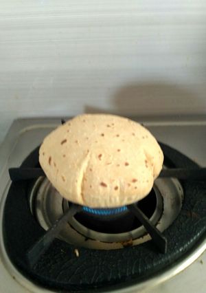 ફુલકા રોટલી (Fulka Rotli Recipe In Gujarati) રેસીપી મુખ્ય ફોટો