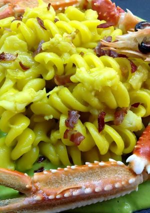 Foto di Fusilli allo zafferano, con scampi su crema di piselli e speck croccante