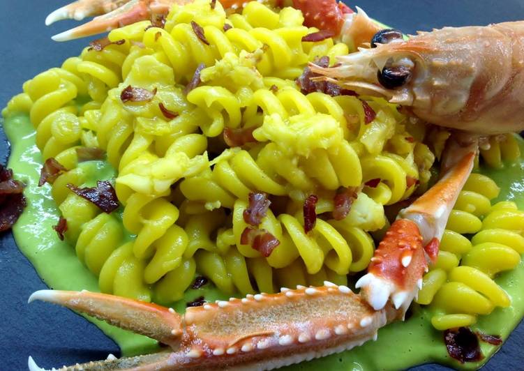 Fusilli allo zafferano, con scampi su crema di piselli e speck croccante