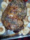 Carne al horno, rellena de jamón y queso, untada con mostaza