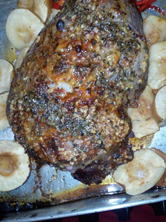 Una foto de Carne al horno, rellena de jamón y queso, untada con mostaza