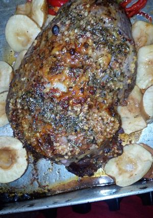 Una foto de Carne al horno, rellena de jamón y queso, untada con mostaza